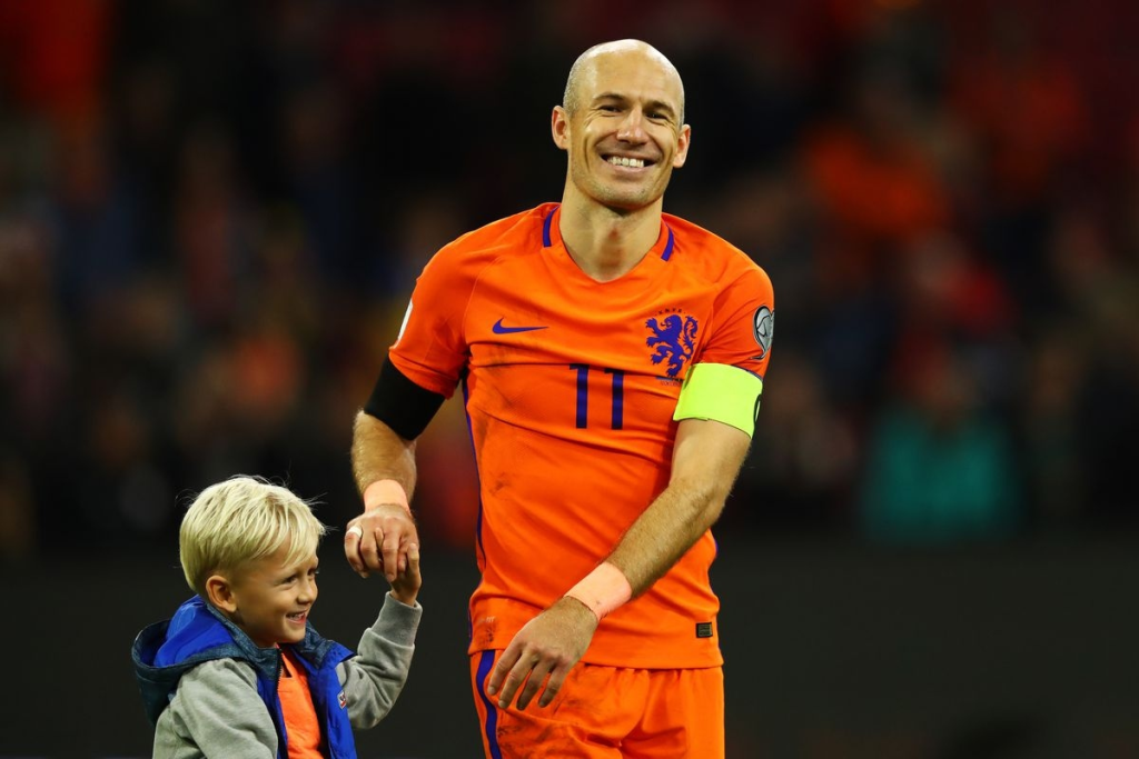 Cầu thủ chạy nhanh nhất thế giới là ai? Đáp: Arjen Robben của tuyển Hà Lan. 